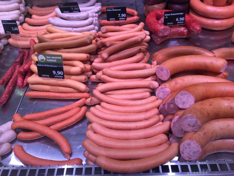 charcuterie-LA BOLLENE VESUBIE-min_sausages_meat_butchery-1069321